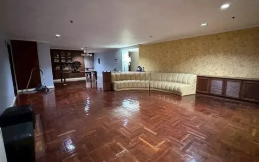 Spacious 3-Bedroom Condo at Baan Prompong, Watthana