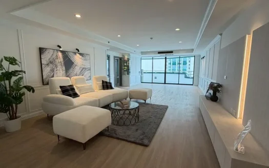 3 Bedroom Condo at Las Colinas near BTS Asok