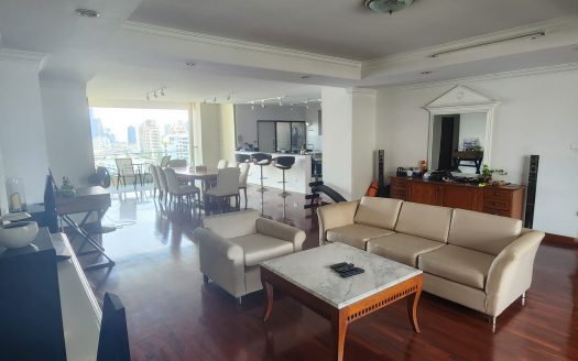 3-Bedroom Condo at D.S. Tower 1 Sukhumvit 33