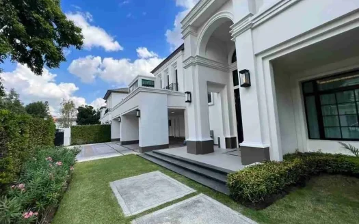 Luxurious 4-Bedroom House in Baan Sansiri Pattanakarn