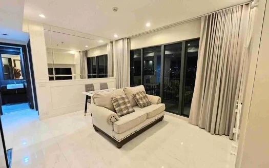 Corner unit 3 bedroom condo on a high floor in Ekkamai